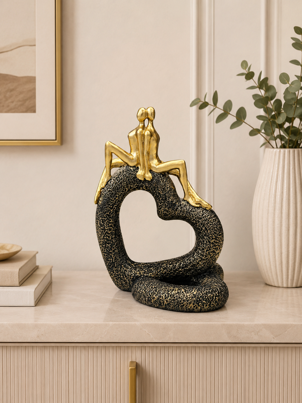 Elegant Golden Couple Heart Sculpture – Luxury Love & Romance Decorative Showpiece