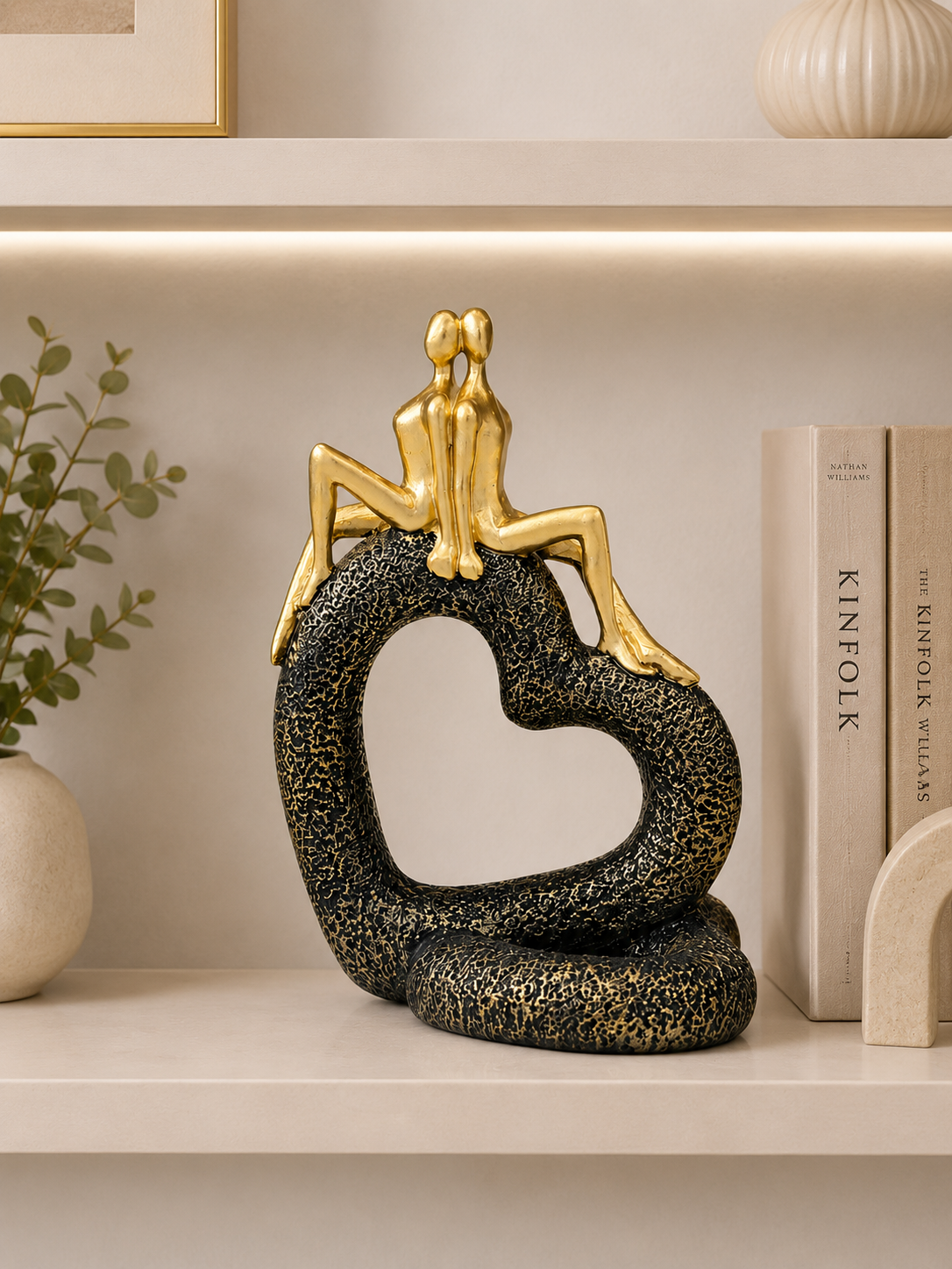Elegant Golden Couple Heart Sculpture – Luxury Love & Romance Decorative Showpiece