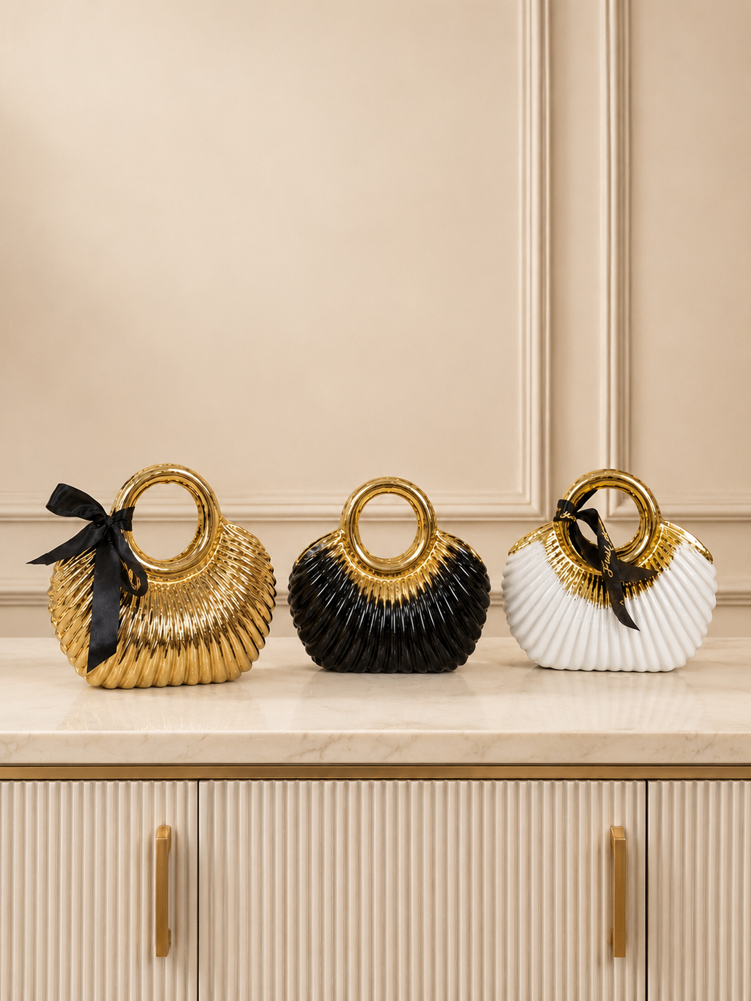 Luxury Ribbed Decorative Handbag Vase – Elegant Tabletop Accent with Ring Handle