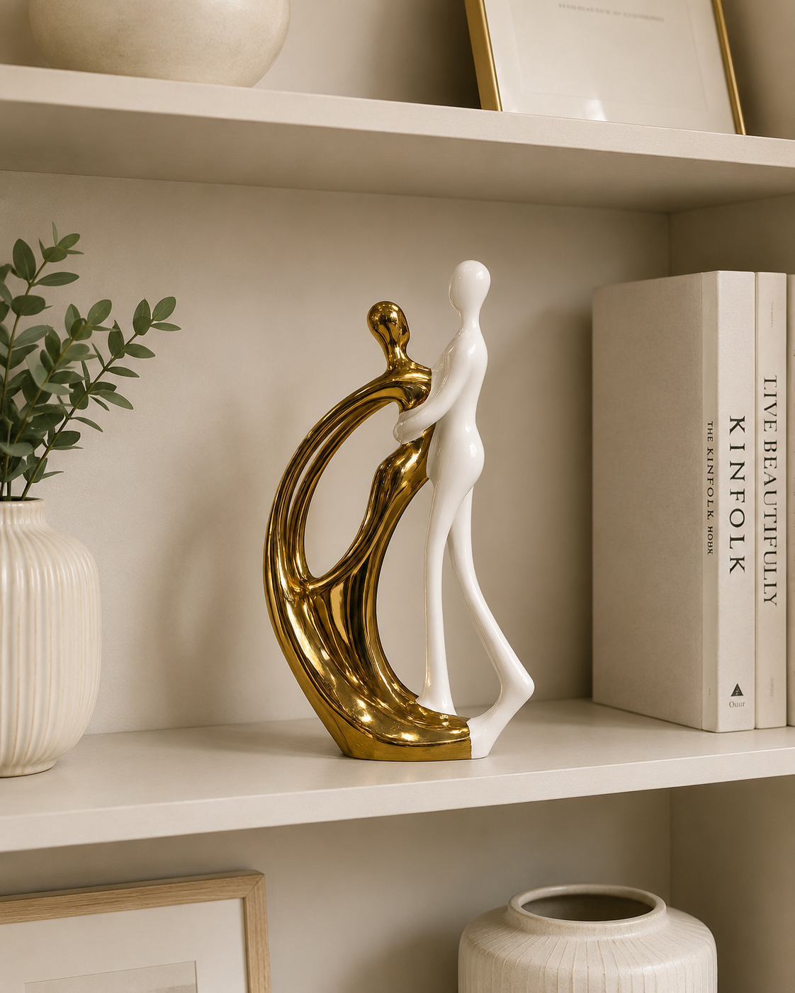 Modern Abstract Couple Sculpture – Gold & White Resin Romantic Showpiece | Luxury Home Decor Figurine
