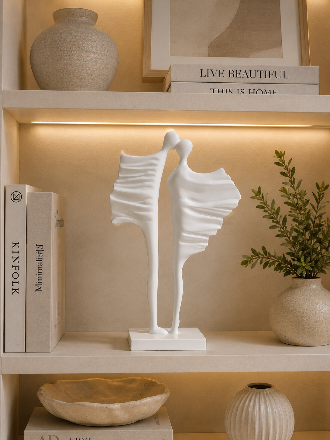 Abstract Couple Love Sculpture – Modern White Resin Romantic Home Decor Figurine